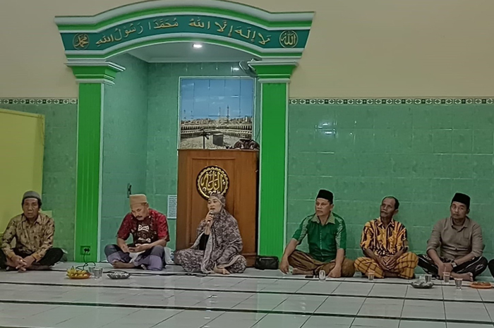 MEMBAUR: Kepala Desa Kedungotok Sulistyowati saat melakukan kegiatan kemasyarakatan bersama para warga dan perangkat desa.