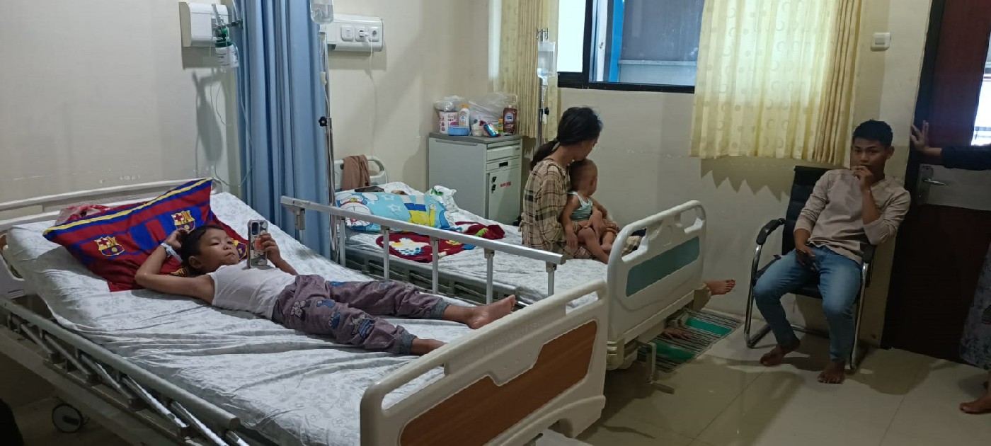 Sejumlah pasien menjalani perawatan di RSUD Ploso, Jumat (22/3).