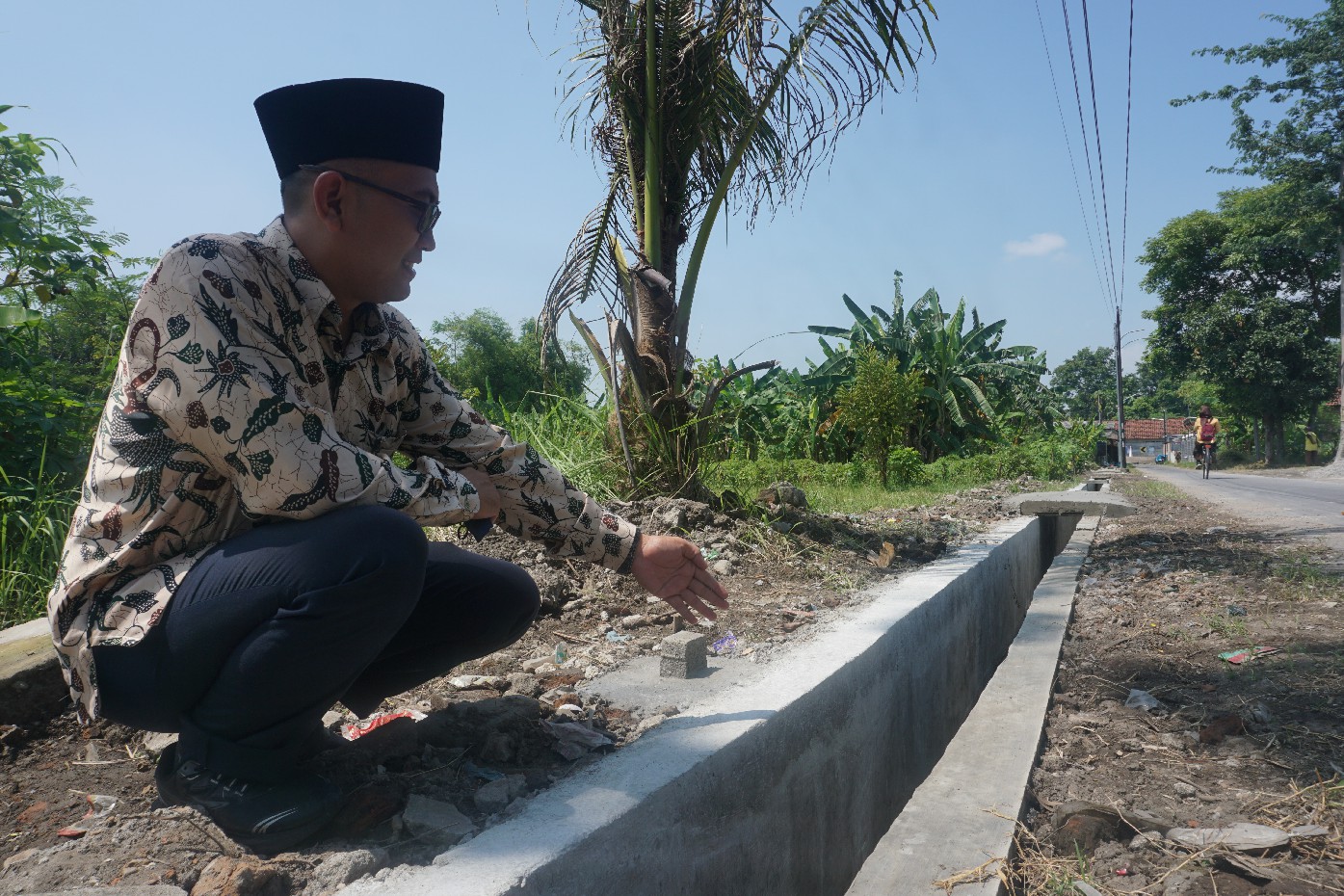 Sekretaris Desa Kebontemu Sholly Arif Shoffan menunjukkan lokasi pembangunan drainase di Dusun Nglongko.