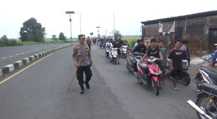 Polisi saat menggiring puluhan remaja peserta balap liar yang ditangkap di Ringroad Mojoagung Jombang Minggu (24/3)