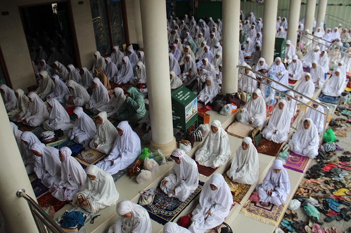 KUSYU: Ratusan jemaah lansia thoriqoh mengikuti kegiatan pengajian di Masjid Jami Roudlotul Arifin di Desa Cukir, Kecamatan Diwek Jombang, Senin (25/3).