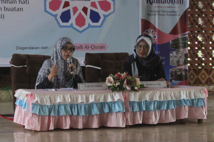 INSPIRATIF: Hj Uswatun Qoyyimah wakil rektor bidang keuangan dan umum Unipdu Jombang saat mengisi kajian Ramadan PSQ di Islamic Center Unipdu, Senin (25/3/2024).
