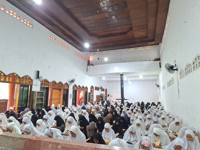FOKUS: Santri Asrama Muzamzamah Ponpes Darul Ulum Jombang saat mengaji di halaman asrama, kemarin (24/3).
