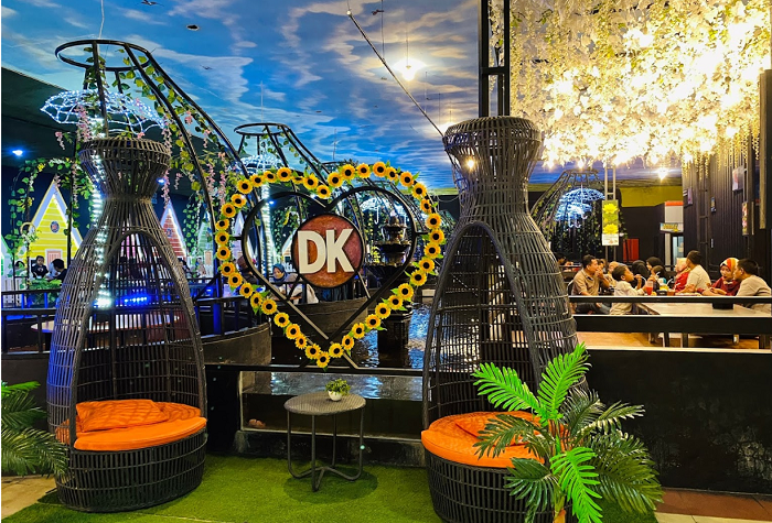 Suasana cozy dan nyaman di rumah makan Dapur DK Jombang ini juga cocok banget buat bukber