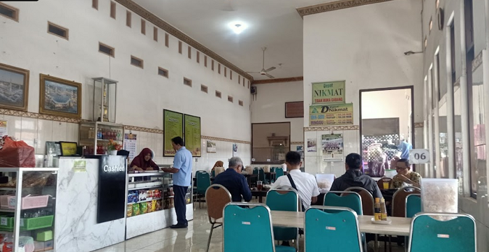 Suasana luas dan nyaman di Depot Nikmat ini, bisa kamu pertimbangkan untuk pilihan lokasi bukber