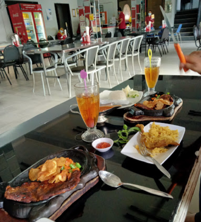 Suasana dalam RM Henny Jombang yang juga luas dan nyaman untuk kegiatan bukber