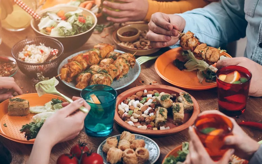 Ilustrasi bukber atau buka bersama. ini beberapa warung lefgendaris di Jombang yang bisa jadi pilihan lokasi bukber bareng keluarga dan teman