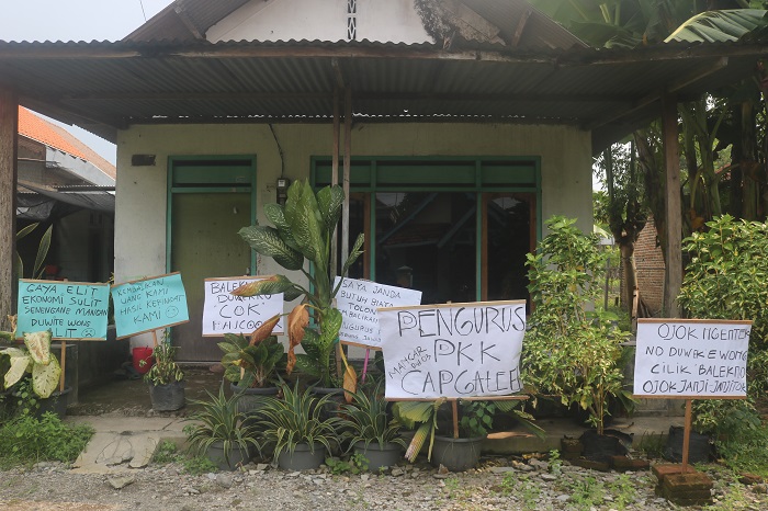 Rumah perangkat Desa Mancar, Kecamatan Peterongan Jombang bernama ML yang dipasangi warga poster bernada protes.