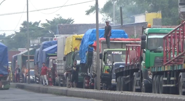 Kemacetan parah yang terjadi di jalan nasional Peterongan Jombang Selasa (27/3) sore. Ini penyebab utamanya