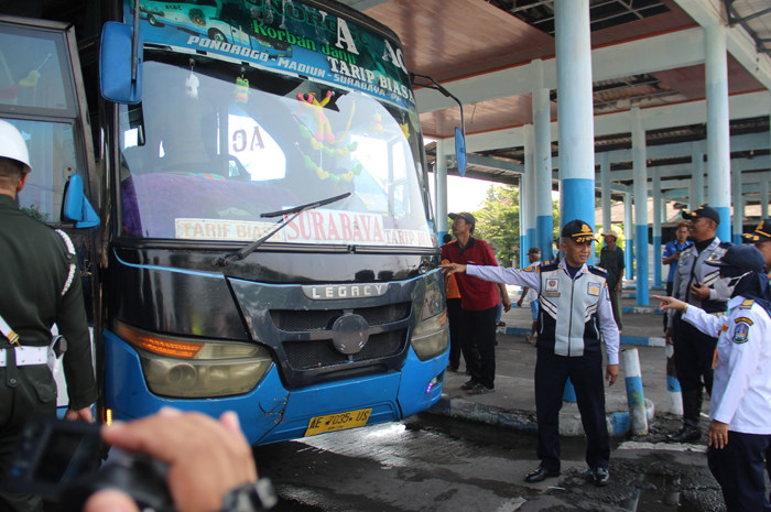 Kepala Dishub Jombang Budi Winarno dan tim gabungan memeriksa kelayakan bus di Terminal Kepuhsari, Jombang Selasa (26/3).