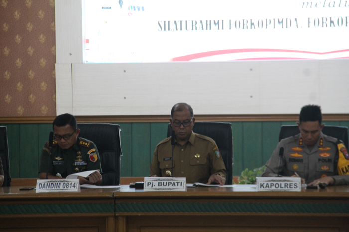 Pj Bupati Jombang memimpin rapat koordinasi cipta kondisi di ruang Bung Tomo, Senin (25/3).