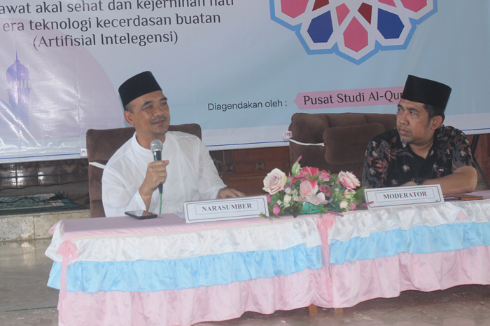 Direktur Pasca Sarjana Unipdu, Dr H Achmad Zakaria MKes, saat menyampaikan materi pada kajian Ramadan di Islamic Center Unipdu, Minggu (24/3).