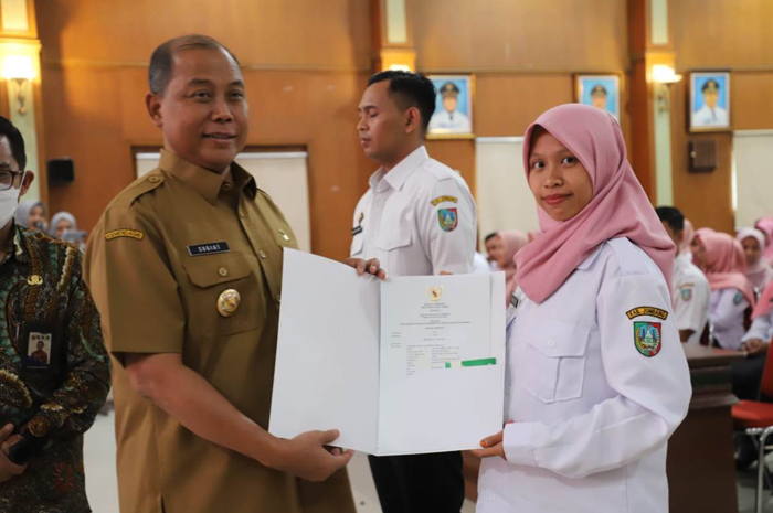 Salah satu perwakilan ASN di Jombang yang mendapat penyerahan SK Pengangkatan dari Pj Bupati Jombang Sugiat