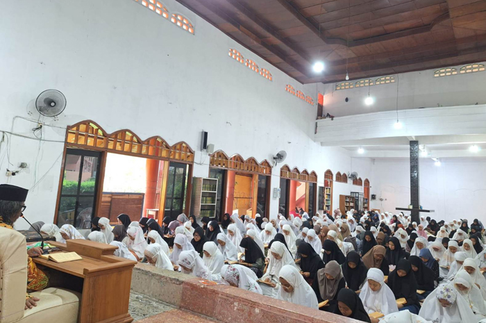 Santri Asrama Muzamzamah Ponpes Darul Ulum Jombang saat mengaji di halaman asrama (24/3).