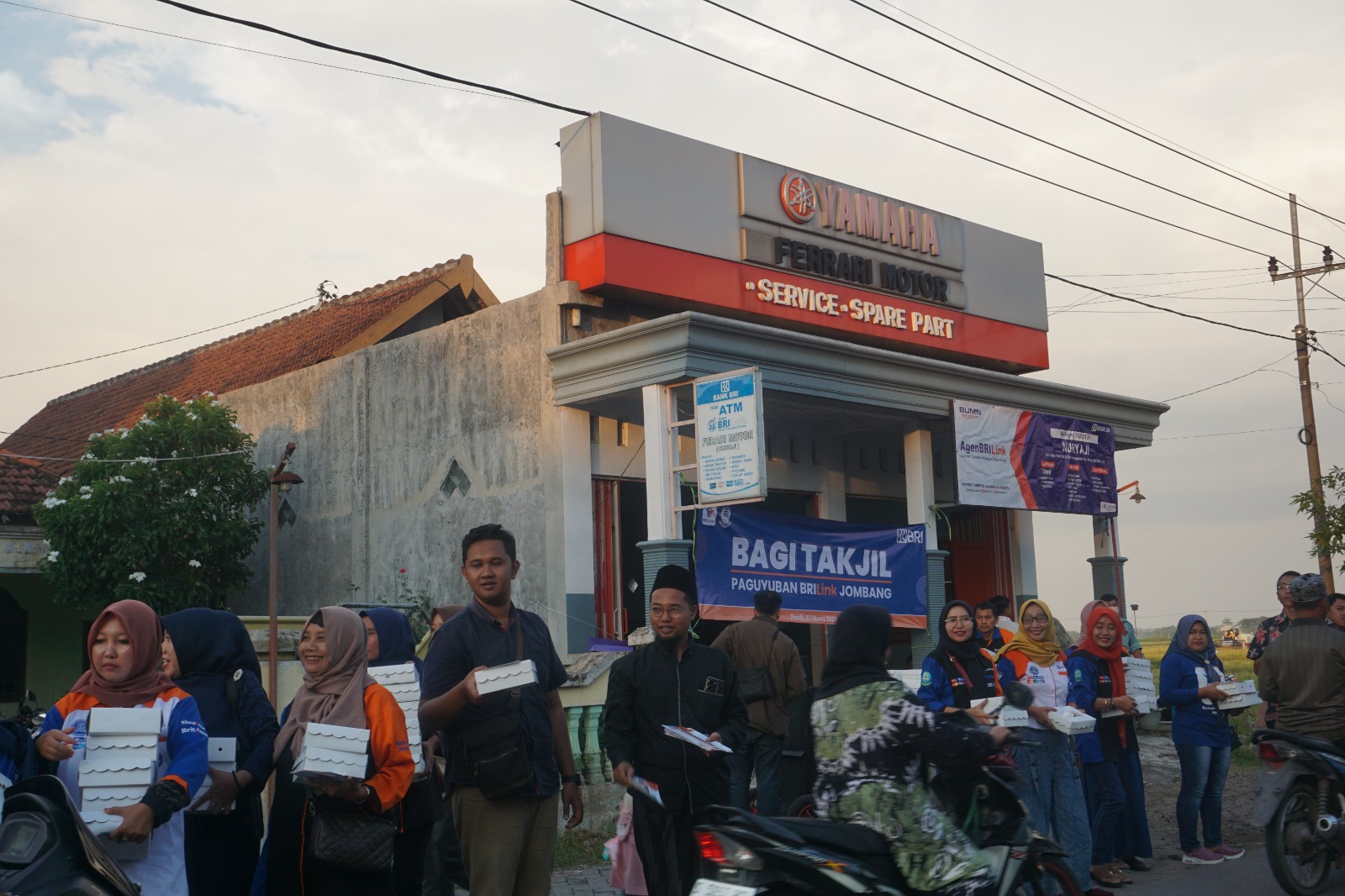 Anggota paguyuban BRILink Jombang saat menyelenggarakan kegiatan bagi takjil di Desa Plosogenuk, Kecamatan Perak, Jombang