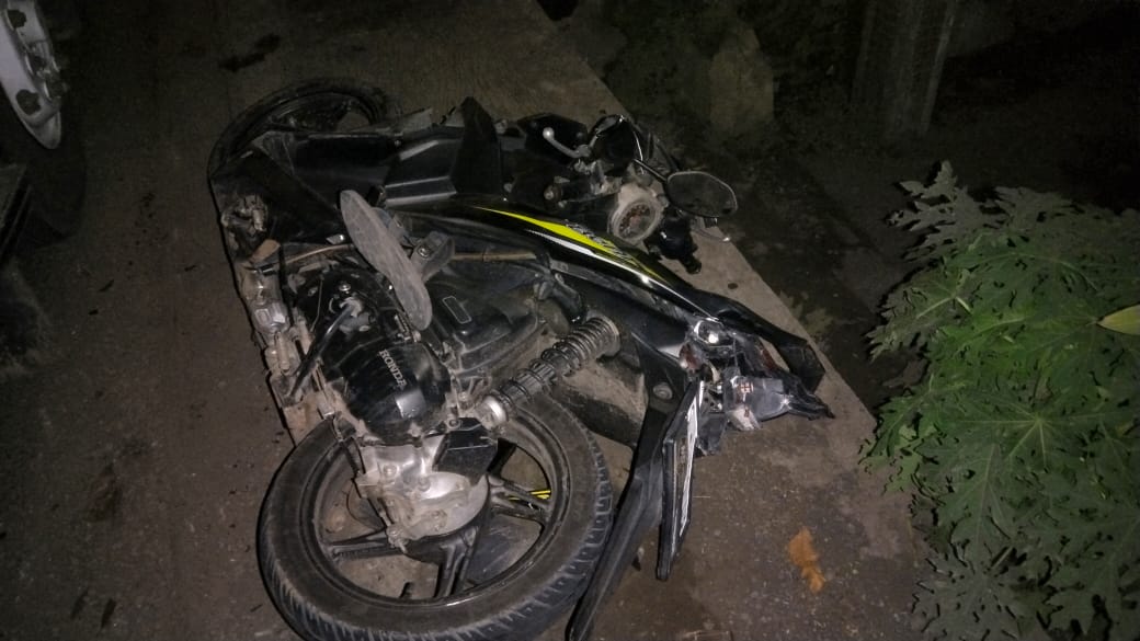 Kondisi sepeda motor korban yang rusak parah akibat tergencet dalam kecelakaan beruntun di jalan nasional Jombang