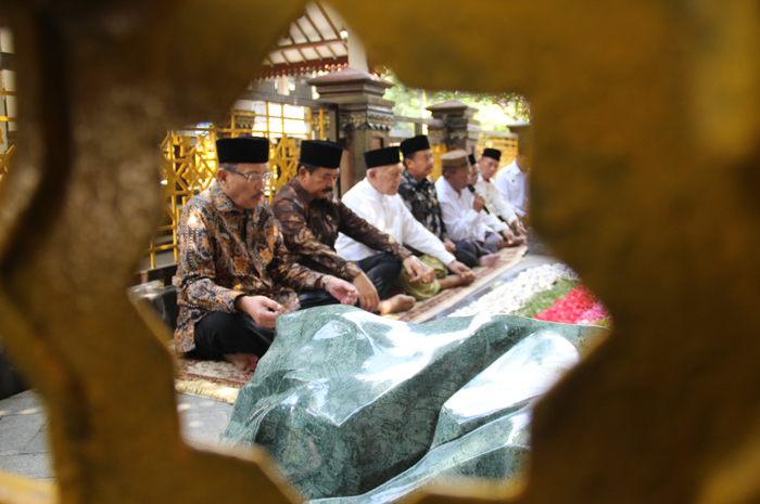 Menko Polhukam Hadi Tjahjanto saat ziarah di makam Presiden RI ke-4 KH Abdurrahman Wahid (Gus Dur), Rabu (27/3).