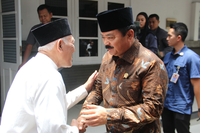 Menko Polhukam Hadi Tjahjanto saat datang dan disambut pengasuh PP Tebuireng Jombang KH Hakim Mahfudz (Gus Kikin) di dean ndalem Kasepuhan