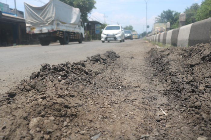 Kondisi aspal jalur contraflow di pinggir proyek peraikan Jalan nasional di Peterongan Jombang yang kembali hancur