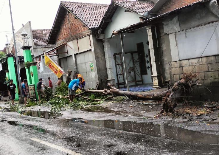 beberapa rumah rusak terdampak hujan dan angin kencang di mojokrapak, jombang