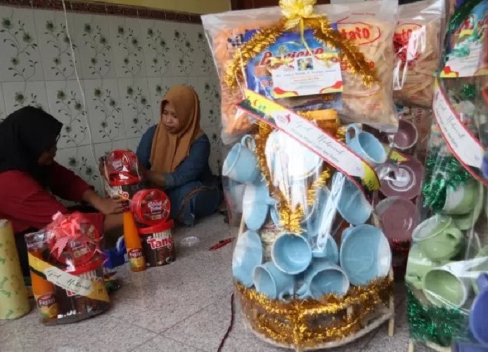Ilustrasi salah satu pembuat parcel di Jombang. Parcel dan hampers, adalah beberapa ide menarik untuk berbisnis jelang lebaran idul fitri