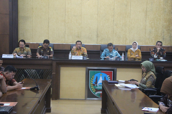 Sekdakab Jombang Agus Purnomo memimpin rapat penyerahan hibah BMD ke Pemdes di Jombang