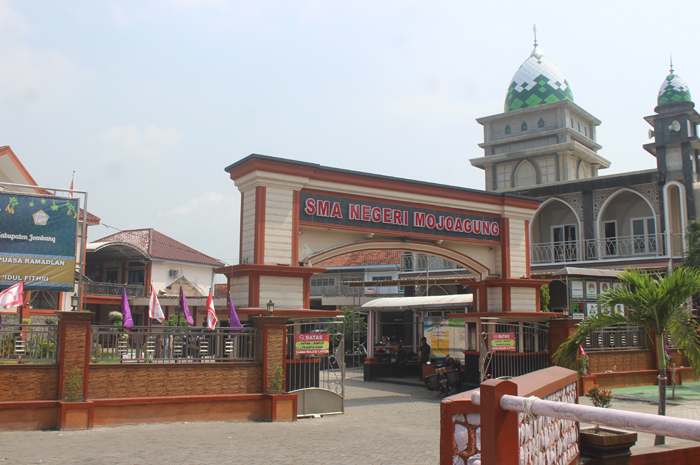 Wajah baru SMAN Mojoagung dengan papan nama baru yang megah.