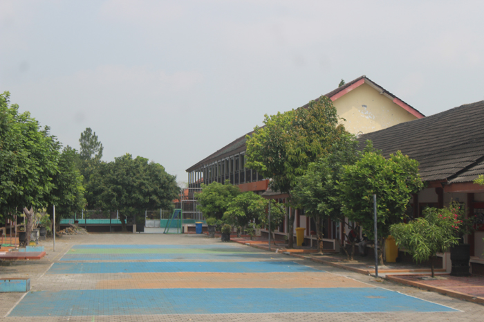 Lingkungan SMAN Mojoagung yang bersih dan representatif membuat siswa makin nyaman belajar