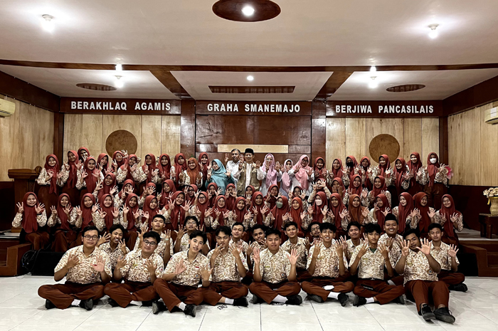 Kepala SMAN Mojoagung, Waras, bersama wakil kepala dan 72 siswa yang diterima di PTN jalur SNBP.