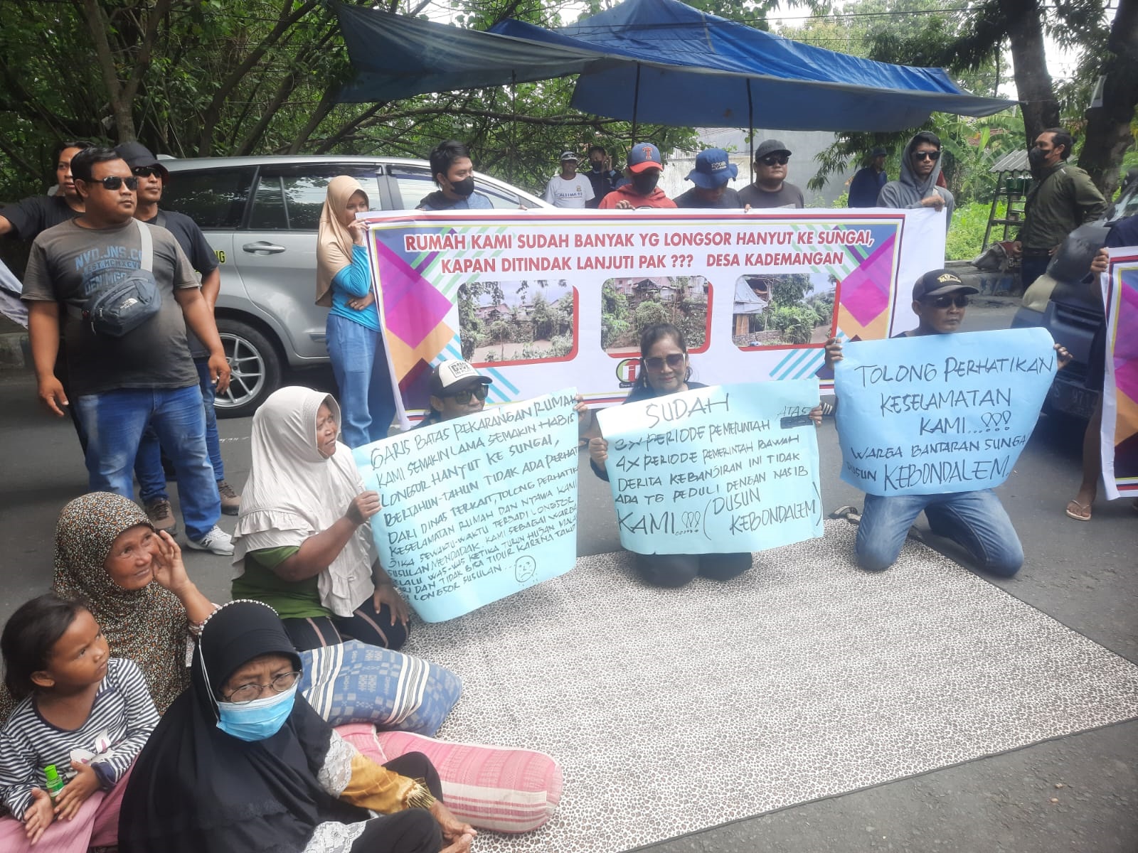 Warga terdampak tanggul longsor SUngai Catak Banteng saat menggelar demonstrasi ke depan kantor BBWS Brantas di Jombang