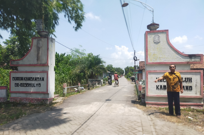 Kepala Desa SIdomuyo Sunyoto menunjukkan jalan lingkungan penhubung antardusun yang telah dibangun tahun ini