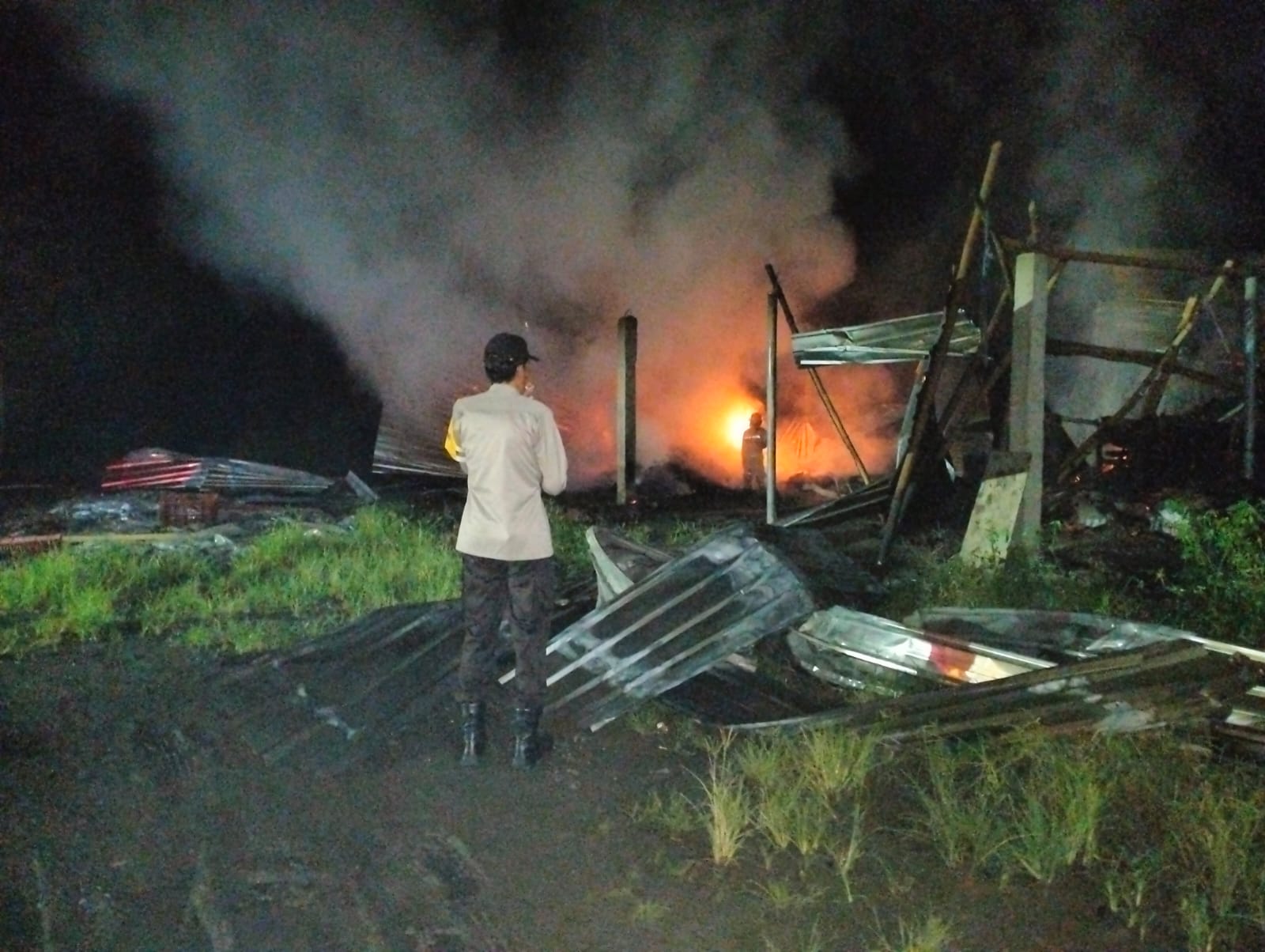 Kondisi tempat pengovenan kopra di Jombang yang ludes terbakar karena ditinggal pekerja buka puasa