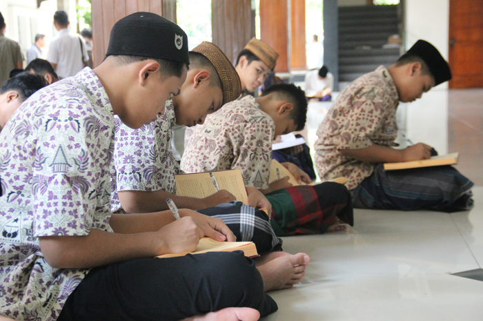 Santri mengaji kitab kuning karya Mbah Hasyim di Masjid Tebuireng (29/3)