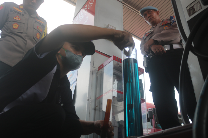 Aparat gabungan saat melakukan pengujian pada salah satu nozel penjualan BBM di SPBU Mojongapit Jombang