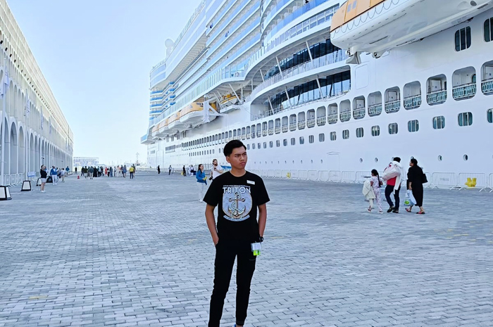 Aziz, pemuda Jombang saat tengah bekerja di kapal pesiar asal Italia