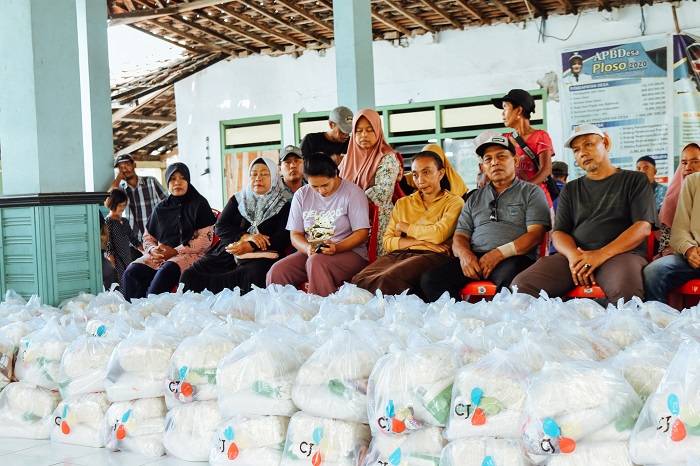 RINGANKAN BEBAN WARGA: PT CJI Ploso menyalurkan 4.110 paket sembako untuk masyarakat di tiga desa sekitar perusahaan.