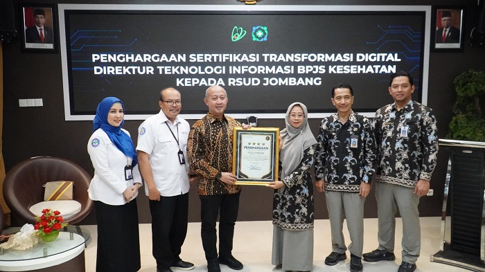APRESIASI: Direktur RSUD Jombang, dr Ma&rsquo;murotus Sa&rsquo;diyah menerima penghargaan Direktur Teknologi dan Informasi BPJS Kesehatan Edwin Aristiawan.