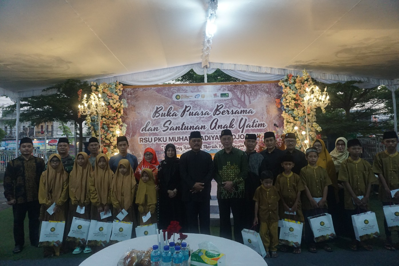 Pimpinan RSU PKU Muhammadiyah Mojoagung bersama tamu undangan saat penyerahan santunan anak yatim, Jumat (29/3)