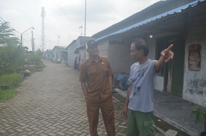 GUYUB: Kasun Denanyar Selatan Yeyen Sabdo Gunawan (bertopi) berbincang dengan Kartubi Wibowo salah seorang penghuni Kampung Ucrit, Desa Denanyar, Jombang.