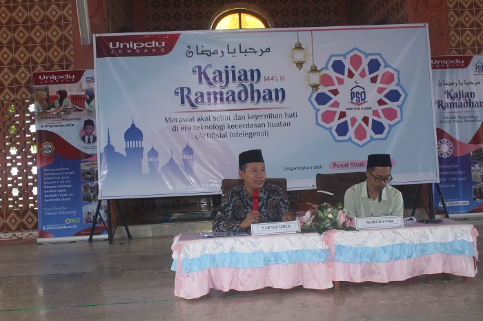 CERDAS: Kepala Prodi Hukum Keluarga FAI Unipdu,  Dr Moh Makmun, saat menyampaikan materi pada kajian Ramadan di Islamic Center Unipdu, Minggu (31/3).
