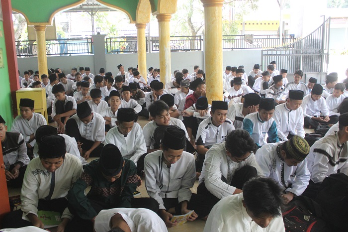 SERIUS: Siswa SMPN 1 Jogoroto putra menyimak guru yang menyampaikan materi tentang toharoh, Senin (1/4).