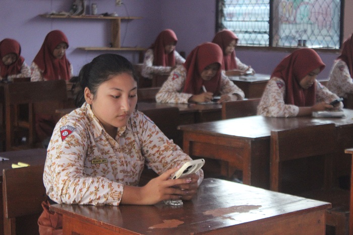 FOKUS: Siswa SMAN Mojoagung saat mengerjakan PSAJ berbasis smartphone, Kamis (28/3).