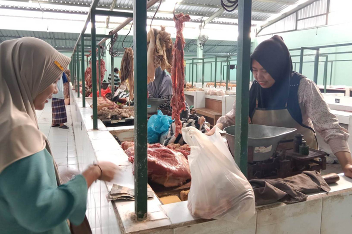Penjual daging sapi di Pasar Perak saat melayani pembeli, Selasa (2/3)