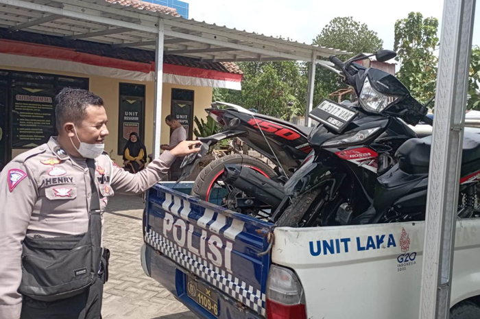 Petugas mengevakuasi dua motor yang terlibat kecelakaan di Jalan Peterongan-Sumobito