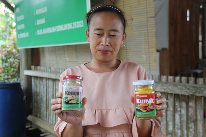 Warga Desa Panglungan, Kecamatan Wonosalam menunjukkan jamu instan buatan warga lokal.