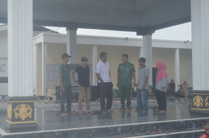 Kades Peterongan Ali Muzaki (kaos putih) bersama perangkat desa berada di pendopo yang baru selesai dibangun 2023.