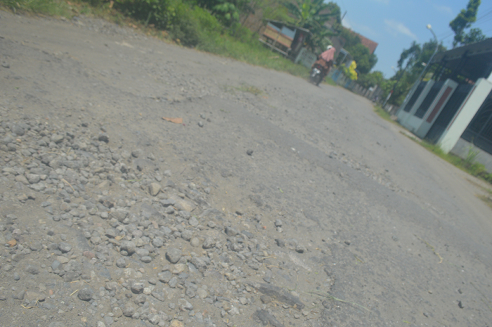 Kondisi jalan kabupaten di Desa Pucangsimo, Bandarkedungmulyo Jombang yang rusak parah dan aspalnya terleupas menyisakan gragal