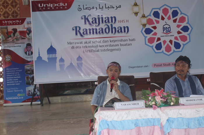 Pembina Yayasan Unipdu, KH M Zainul Ibad (Gus Ulib), saat menyampaikan materi kajian Ramadan di Islamic Center Unipdu, Selasa (2/4).