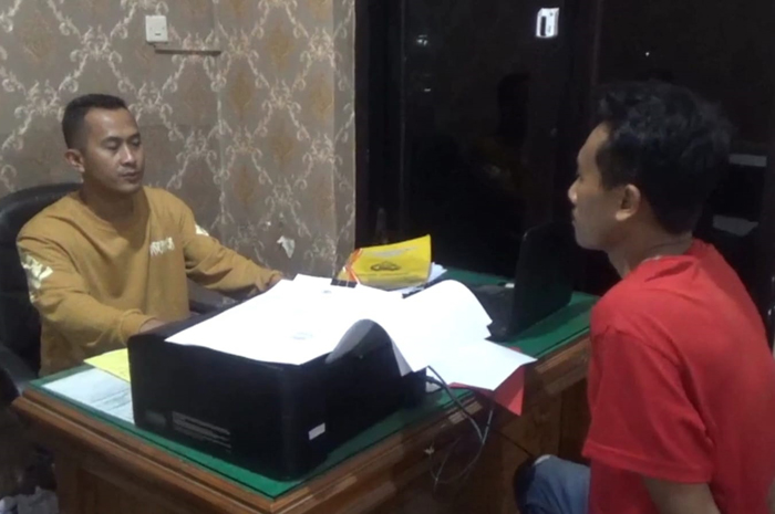 Widiyas Asmara, 32 (Baju merah) pelaku pencurian motor saat diperiksa di kantor polisi