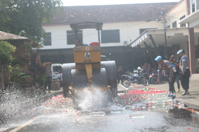 Ribuan botol miras dimusnahkan di Mapolres Jombang d engan cara digilas alat berat